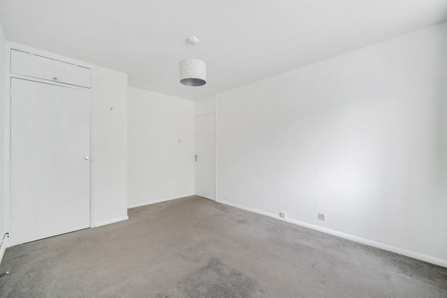 32, Thurlestone Parade, Shepperton photo 4