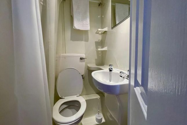 Flat 320, London photo 4