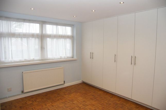 26, West End Court, Pinner photo 4
