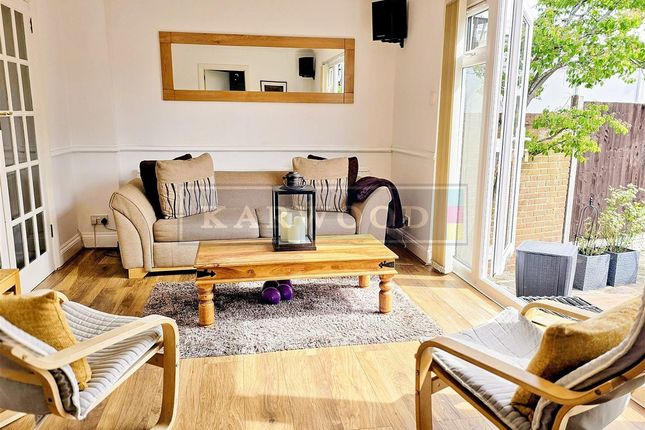 353, Kingshill Avenue, Hayes photo 2