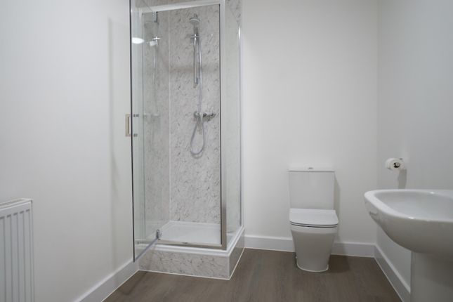A Modern And Pristine Bathroom Featuring A Spaciou...