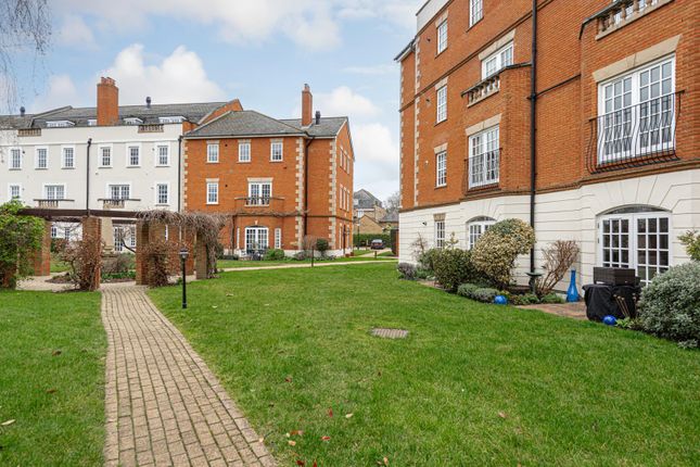 Flat for sale in Queens Reach, East Molesey