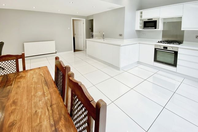 336, Parrs Wood Road, Manchester photo 3