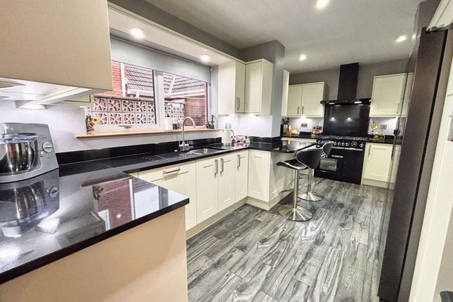 19 Greenfield Way, Porthcawl photo 2