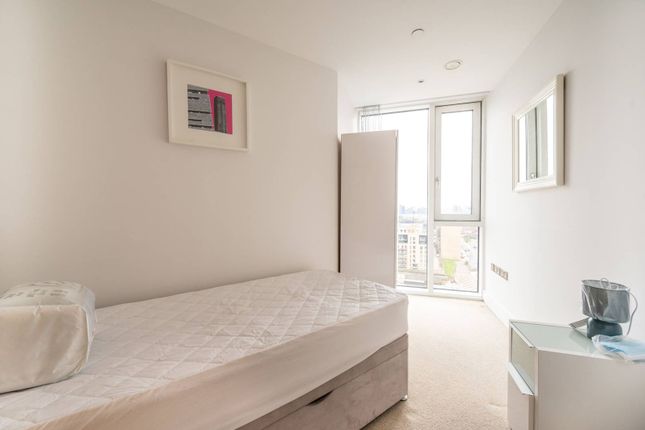 Flat to rent in Sky View Tower, Stratford, London