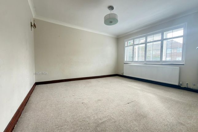 204, Woodlands Avenue, Ruislip photo 3