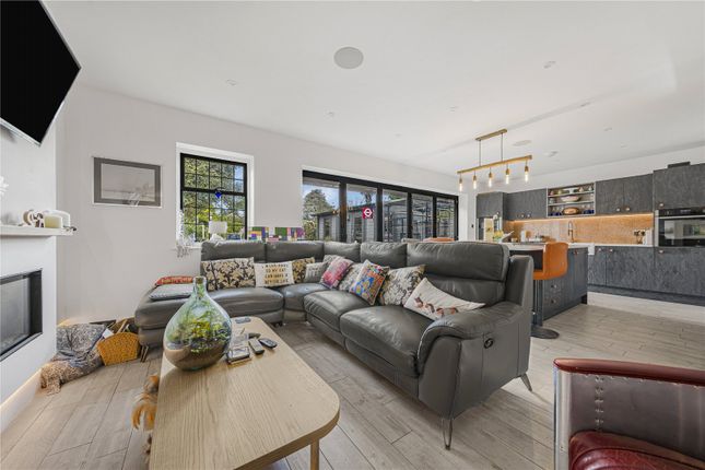 Courtlands Avenue, Hampton photo 4