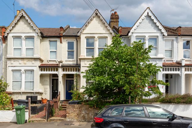 2-bed flat on Flat B, London, £225,000
