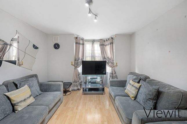Flat for sale in Clapham, Albion Avenue, London