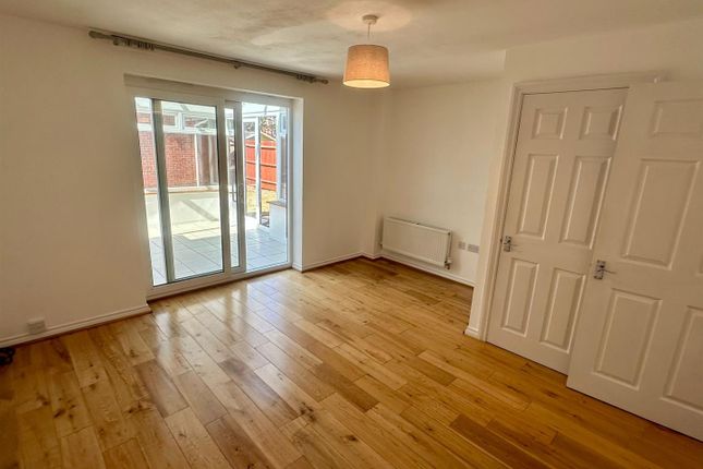 19, Woodfield Close, Kingstone photo 3