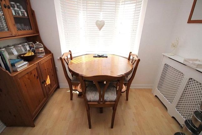 27, Cowdrie Way, Chelmsford photo 4