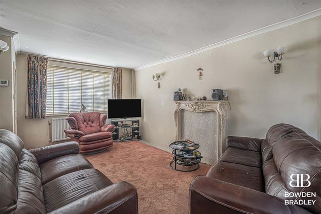 29 Theydon Grove, Woodford Green photo 2