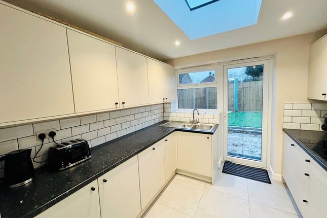 Room 3, Crawley photo 5