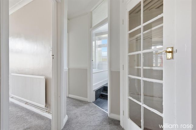 Flat 10, Seymour Court, Whitehall Road, London photo 4