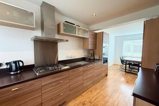 4, Woods Close, Burton-on-trent photo 3