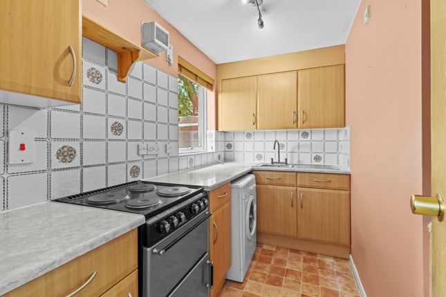 32 Hellyer Way, Bourne End photo 4