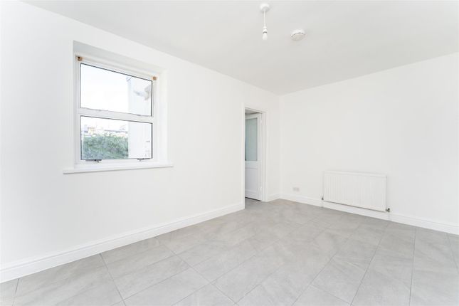 Flat 5, Astra Court, Shirley Gardens, London photo 4