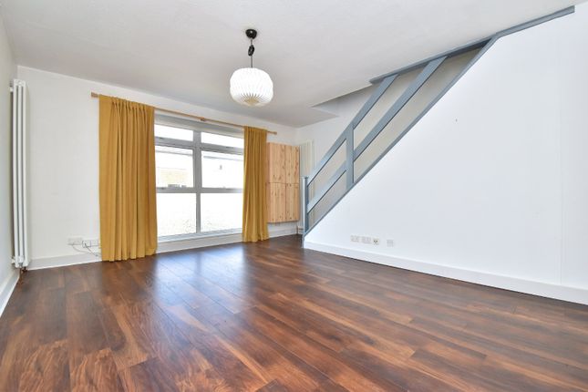 8, April Glen, London photo 4