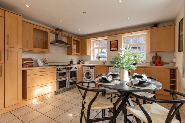 2, Chartwell Close, Daventry photo 3