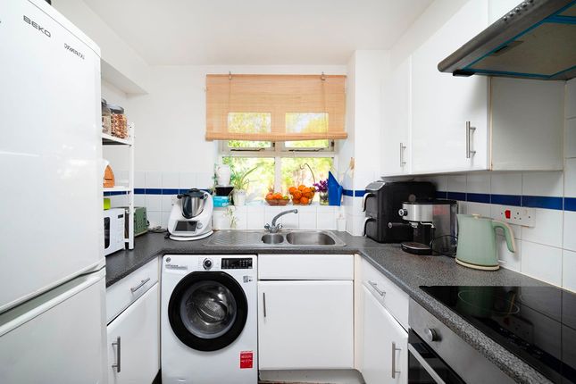 20 Harper Close, London photo 2