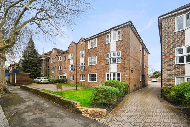 Flat to rent in Overton Road, Sutton