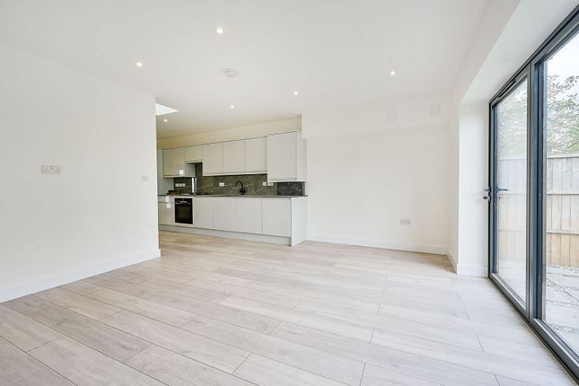 1-bed bungalow on Kent Way, Surbiton, £2,000/mo