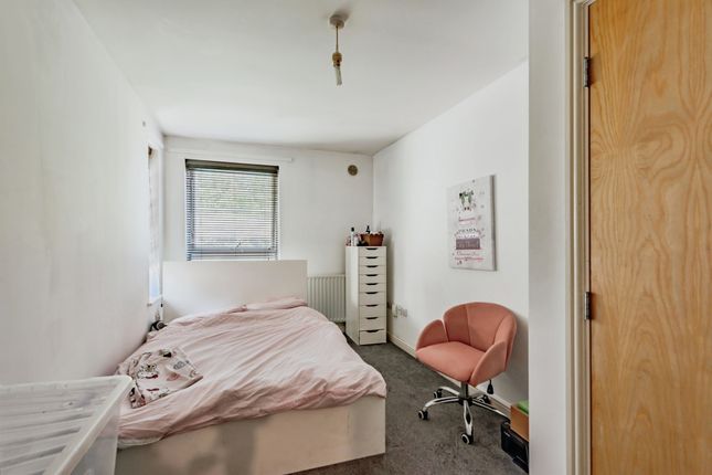 Flat 15, Bader Court, Five Acres, Crawley photo 4