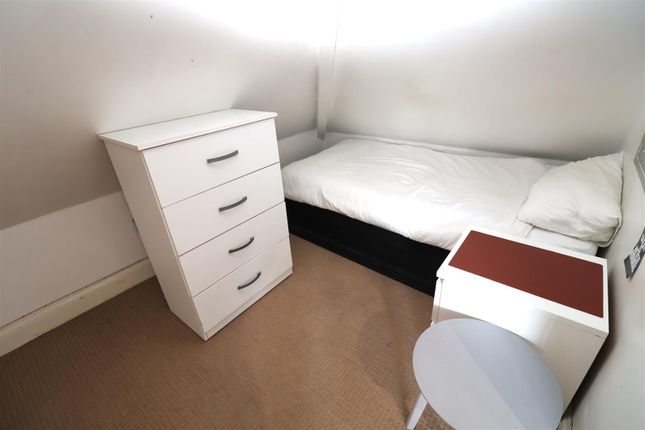 Room 8, 20, Mayfields, Wembley photo 5