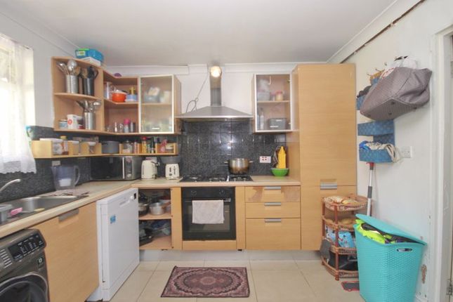 27, Costons Avenue, Greenford photo 3