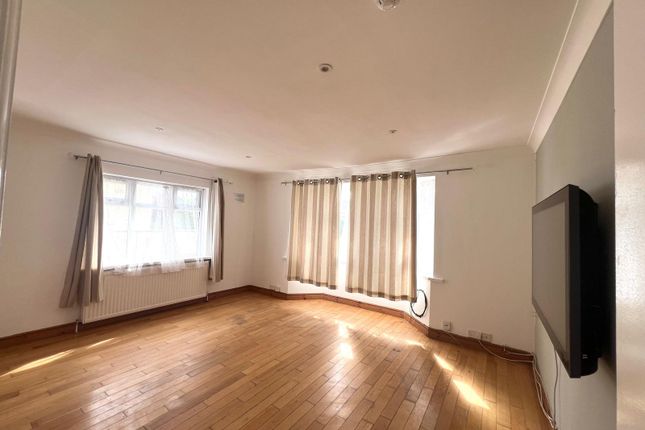 15, Coppice Drive, Wraysbury, Staines photo 5