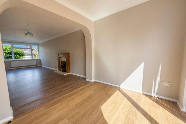 6, French Gardens, Camberley photo 2