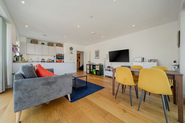 Flat 305, Gosling Lodge, 8, West Parkside, London photo 4