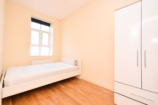 Flat 2,, 63 Balham High Road, London photo 5