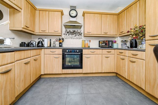 23, Parkhouse Court, Hatfield photo 2