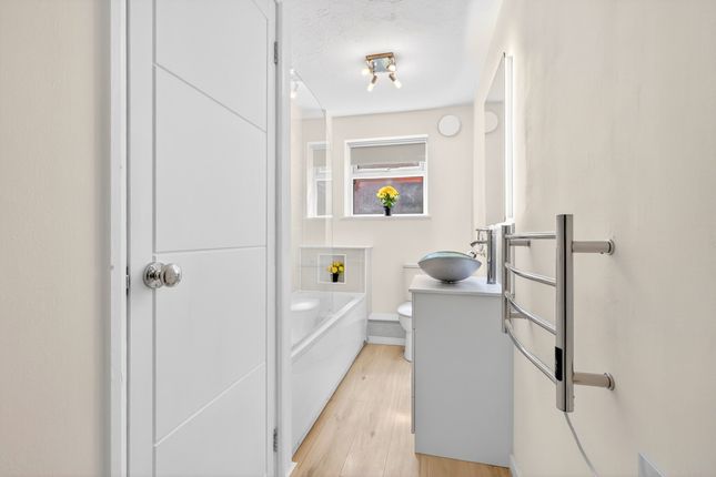 Flat Flat 2, The Ashleighs, Sanders Road, Canvey Island photo 4