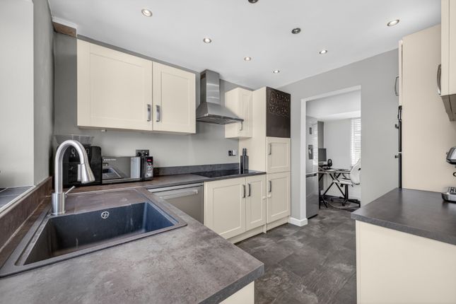9 Oundle Path, Stevenage, Hertfordshire photo 4
