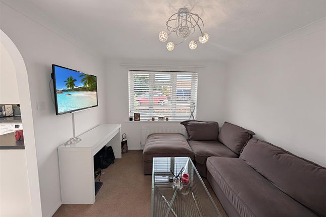 90, Friday Wood Green, Colchester photo 2