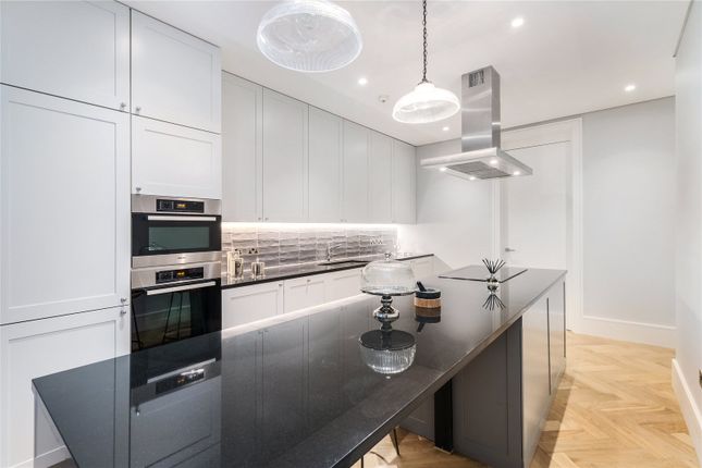 Flat to rent in Hay Hill, London