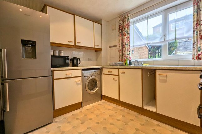 40 Cottingley Green, Leeds photo 2