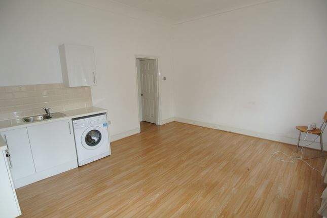 Flat to rent in Ladywell Road, London