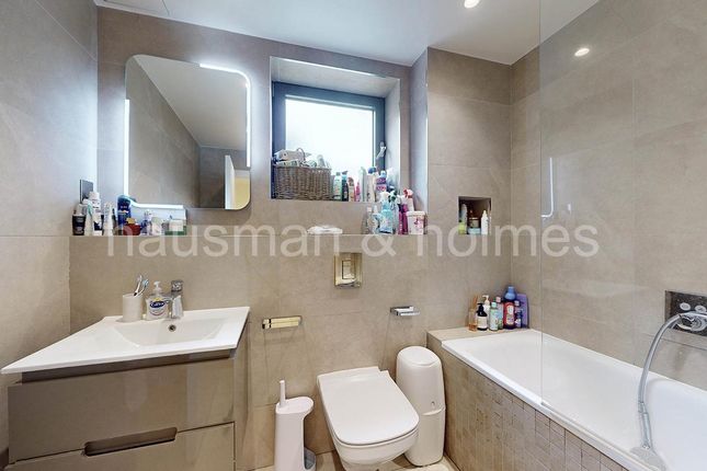 Flat for sale in Brent Street, London