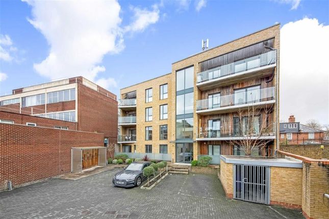 Thumbnail Flat to rent in St Peters Court, London