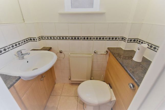 Room 2, 72 Ashbourne Road, Ealing photo 4