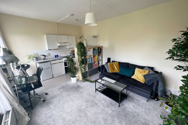 Flat to rent in Helix Gardens, Brixton