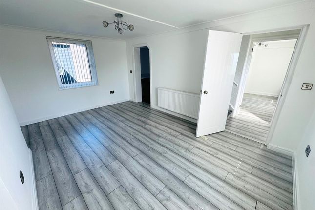 6, Graigwen, Llanelli photo 2