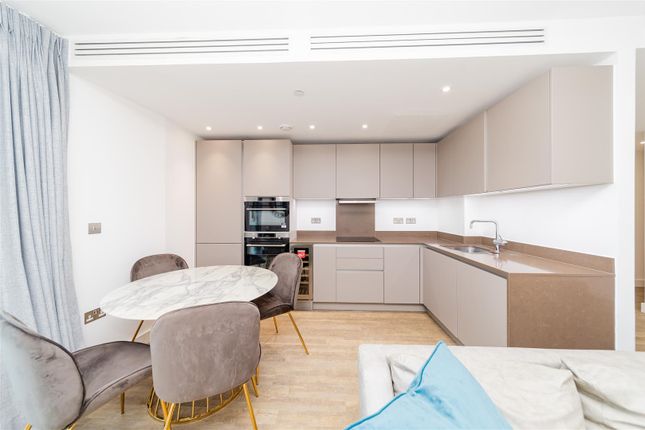 Flat to rent in Gladwin Tower, 50 Wandsworth Road, London