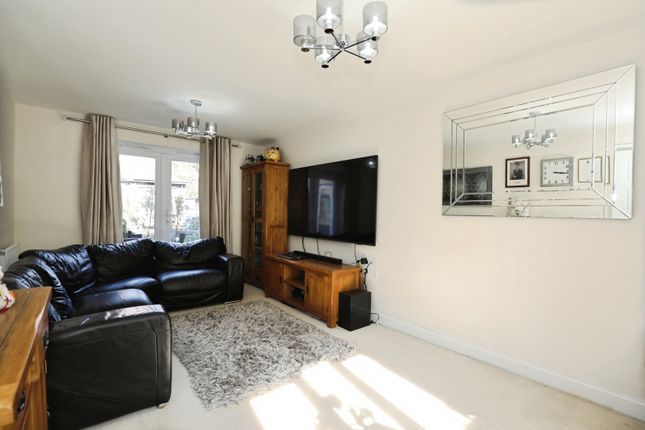 40, Buttercup Crescent, Cheshire photo 3