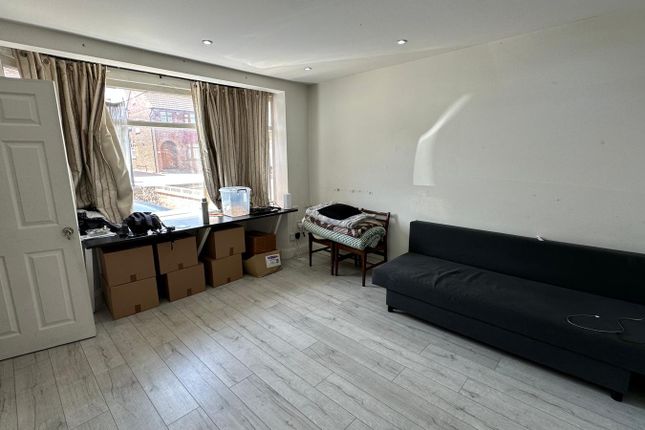 98, Broomgrove Gardens, Edgware photo 3