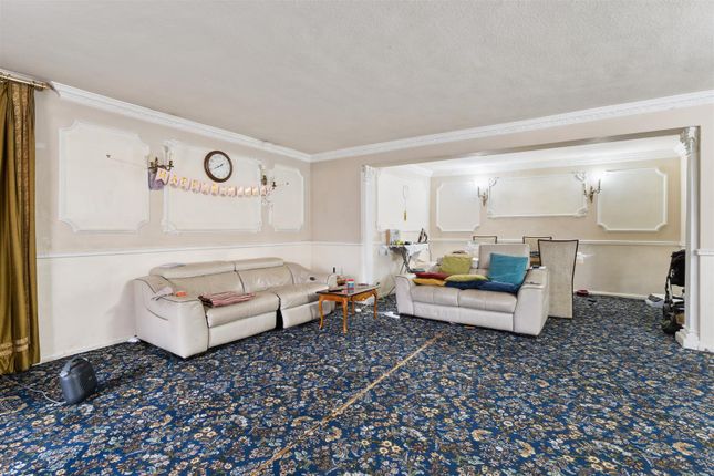 Flat for sale in The Hollies, New Wanstead, Wanstead