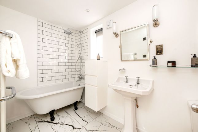 34, Hill Farm Road, London photo 4